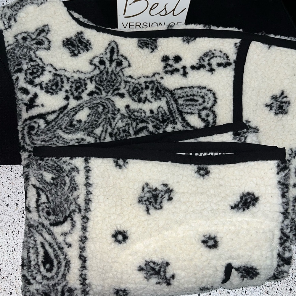 VICI Black & White Plush Sweater half zipper - Picture 13 of 14